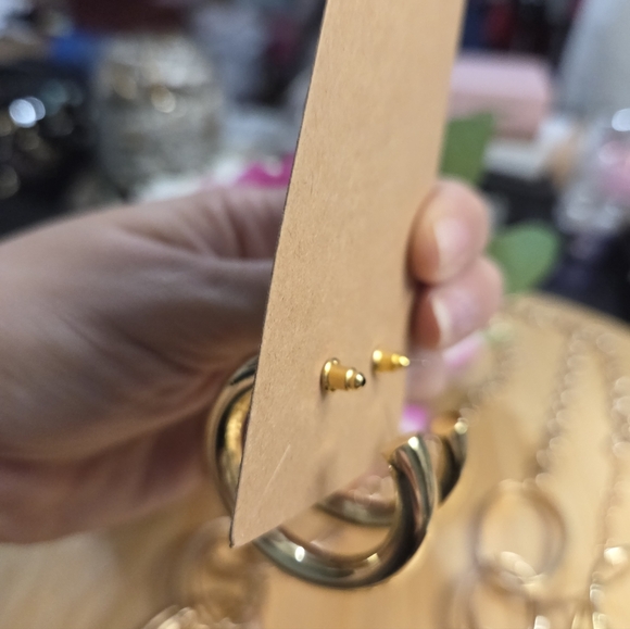 Elegant Gold Jewelry Set - Picture 3 of 6